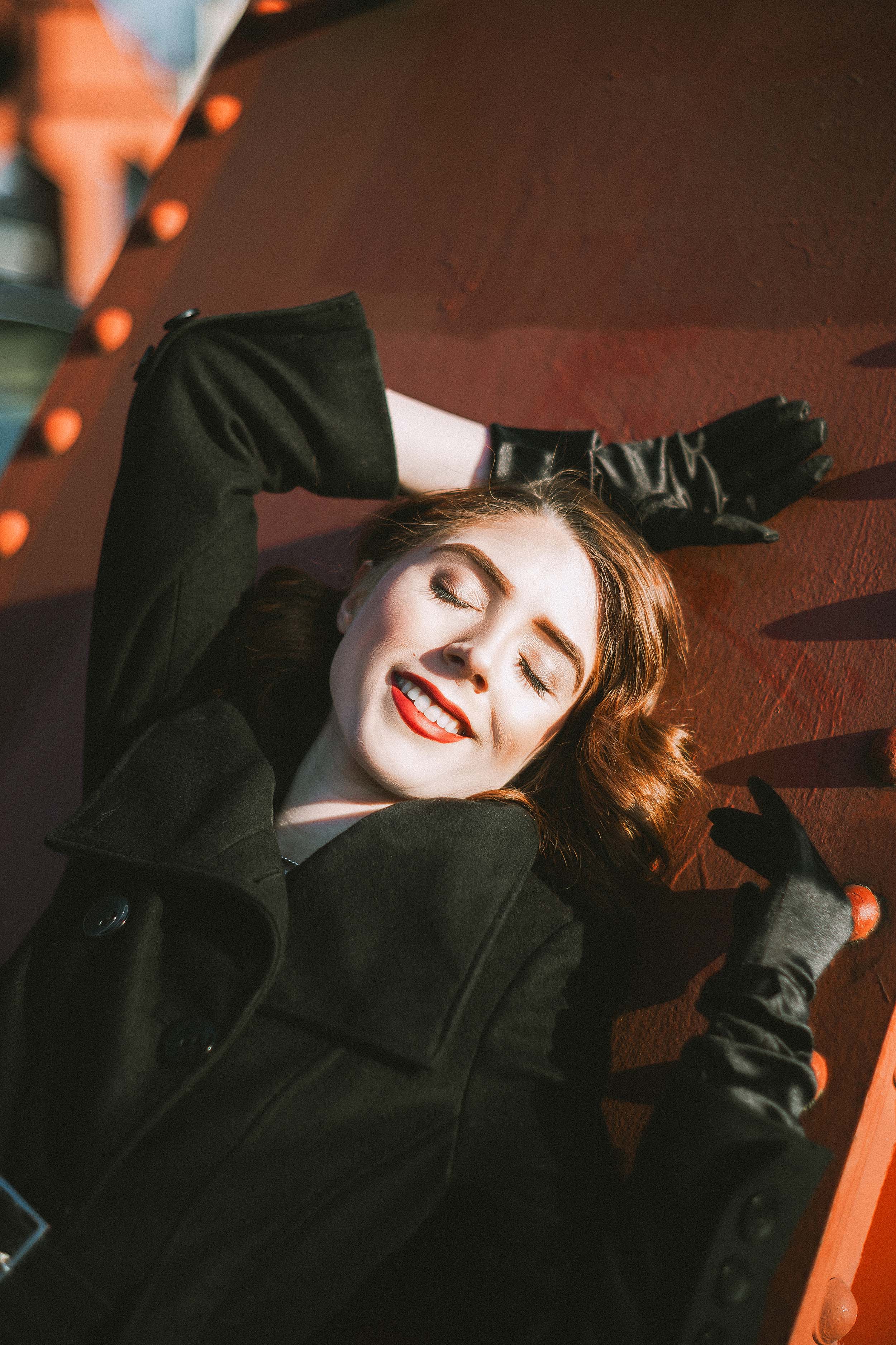 Elegant and Romantic 40s-Inspired Portraits on the Broadway Bridge — photograph 7 of 23